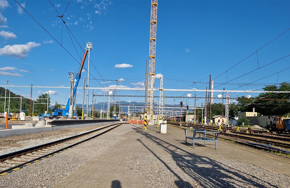 FOTO: Na železničnej stanici v Žiline začali s montážou žeriavu, ktorý bude pracovať na výstavbe premostenia, foto 2