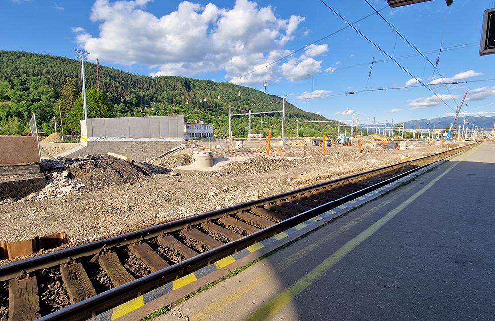 FOTO: Na železničnej stanici v Žiline začali s montážou žeriavu, ktorý bude pracovať na výstavbe premostenia, foto 4