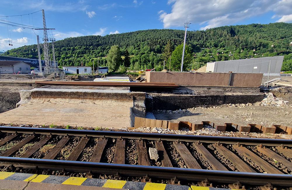 FOTO: Na železničnej stanici v Žiline začali s montážou žeriavu, ktorý bude pracovať na výstavbe premostenia, foto 5