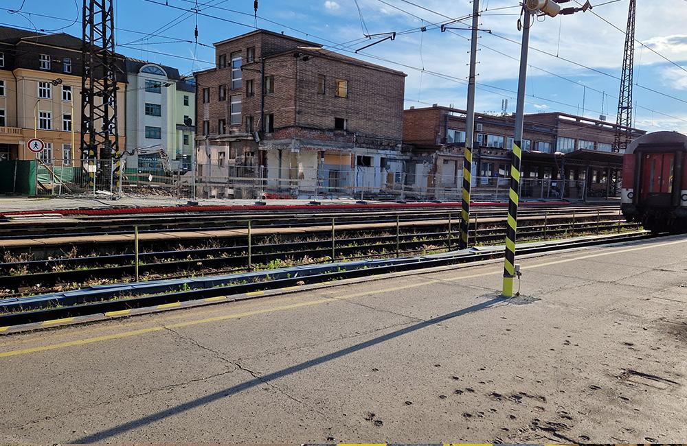 FOTO: Na železničnej stanici v Žiline začali s montážou žeriavu, ktorý bude pracovať na výstavbe premostenia, foto 6