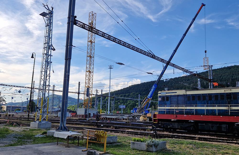 FOTO: Na železničnej stanici v Žiline začali s montážou žeriavu, ktorý bude pracovať na výstavbe premostenia, foto 1