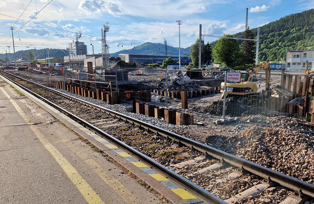FOTO: Na železničnej stanici v Žiline začali s montážou žeriavu, ktorý bude pracovať na výstavbe premostenia, foto 7