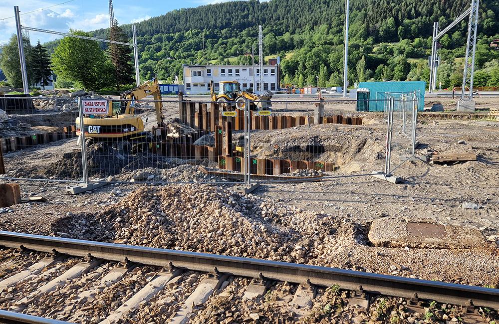 FOTO: Na železničnej stanici v Žiline začali s montážou žeriavu, ktorý bude pracovať na výstavbe premostenia, foto 8