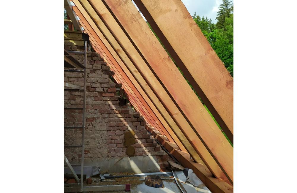 FOTO: Kuneradský zámok dostáva novú strechu, práce napredujú výrazným tempom, foto 7