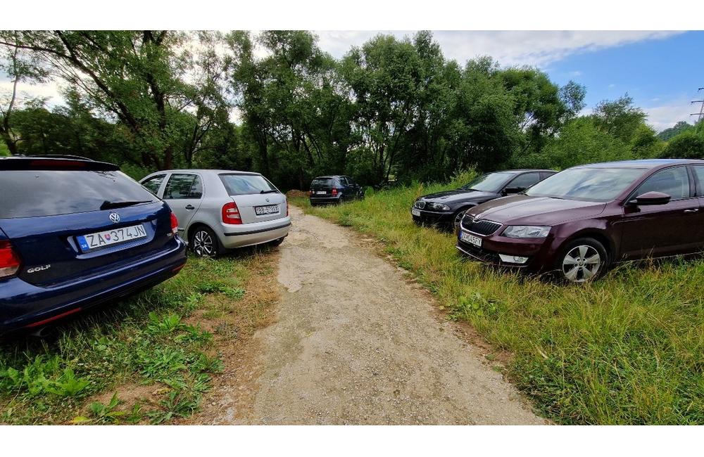 FOTO: Park v Trnovom, do ktorého mesto Žilina investuje 153-tisíc eur, sa zmenil na obrovské parkovisko, foto 1