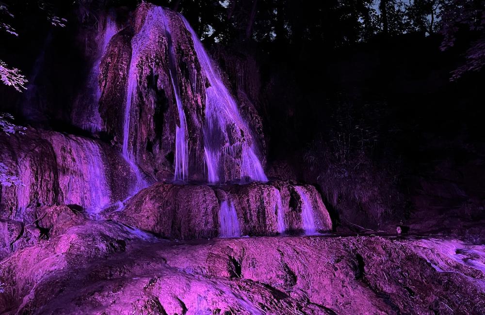 FOTO: Lúčanský vodopád hýri po zotmení farbami, foto 7