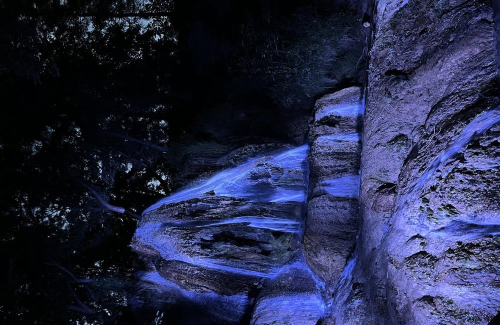 FOTO: Lúčanský vodopád hýri po zotmení farbami, foto 8
