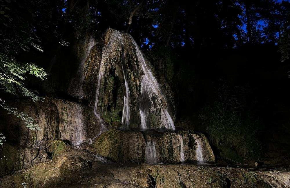 FOTO: Lúčanský vodopád hýri po zotmení farbami, foto 10