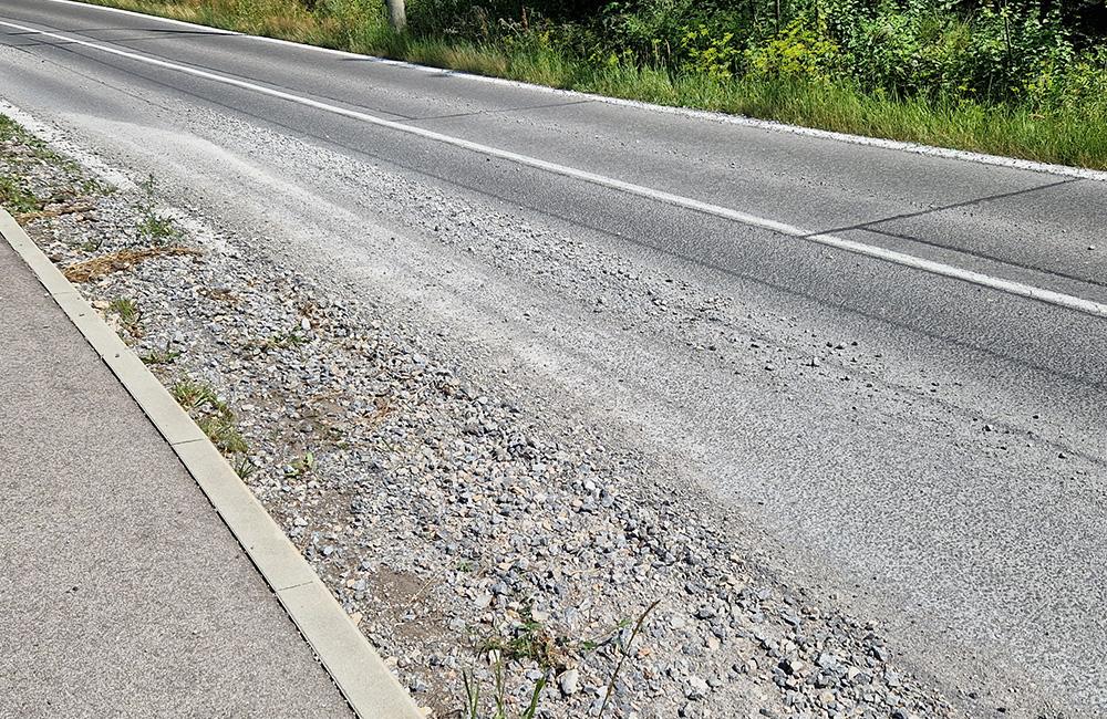 FOTO: Vyplavený štrk z krajnice na ceste popri žilinskom lesoparku, foto 4