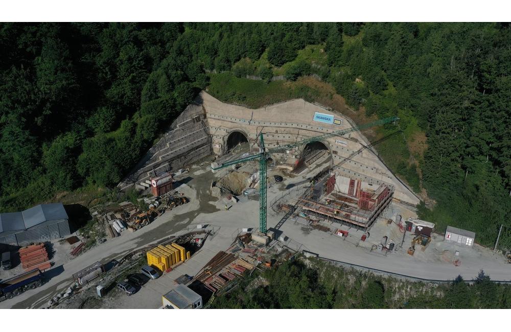 FOTO: Výstavba diaľničného tunela Višňové pokračuje aj v letných mesiacoch, foto 1