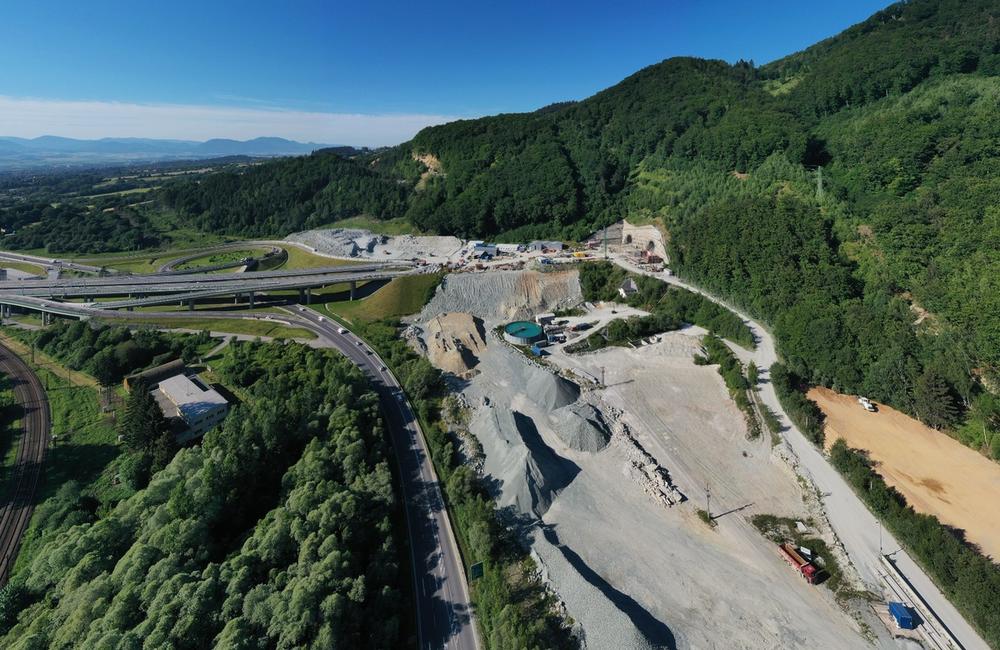 FOTO: Výstavba diaľničného tunela Višňové pokračuje aj v letných mesiacoch, foto 2