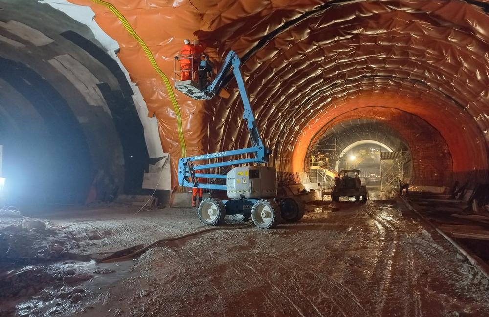 FOTO: Výstavba diaľničného tunela Višňové pokračuje aj v letných mesiacoch, foto 3