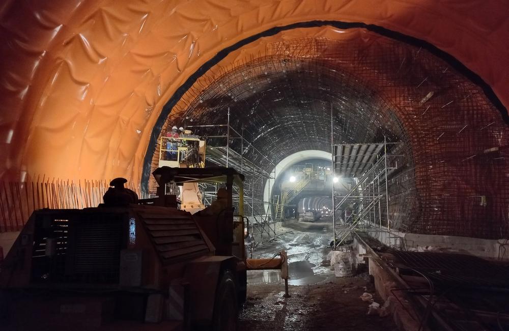 FOTO: Výstavba diaľničného tunela Višňové pokračuje aj v letných mesiacoch, foto 8