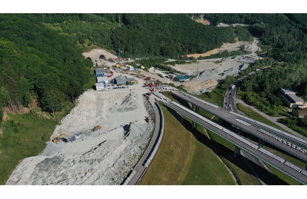 FOTO: Výstavba diaľničného tunela Višňové pokračuje aj v letných mesiacoch, foto 9