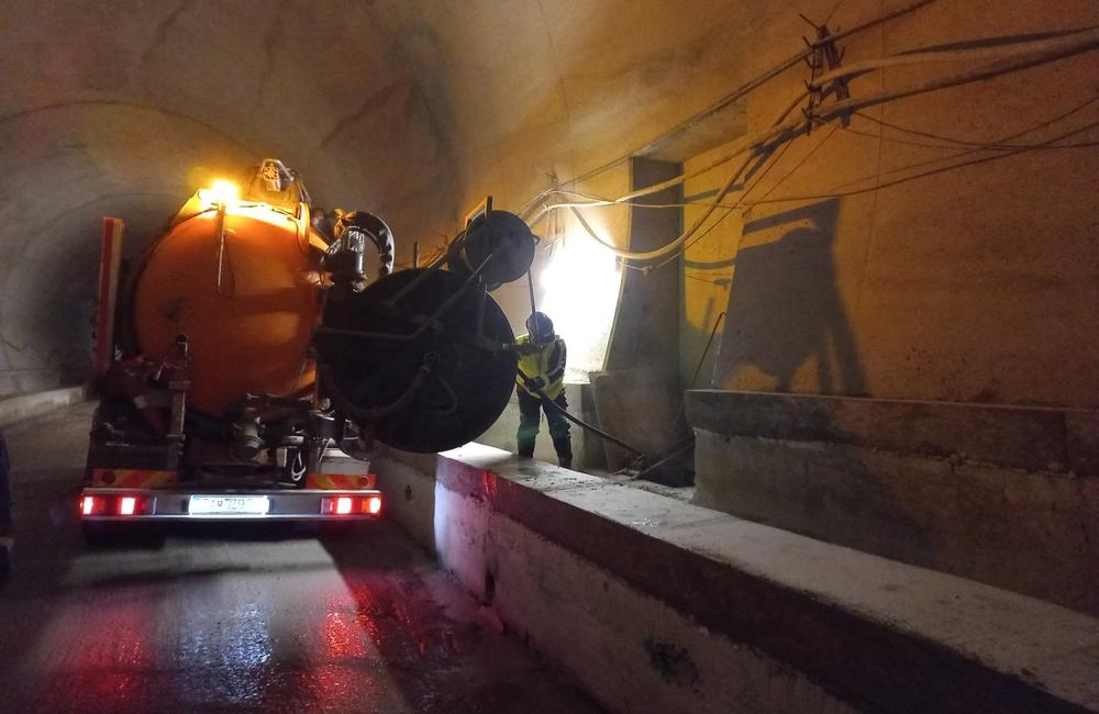 FOTO: Výstavba diaľničného tunela Višňové pokračuje aj v letných mesiacoch, foto 10