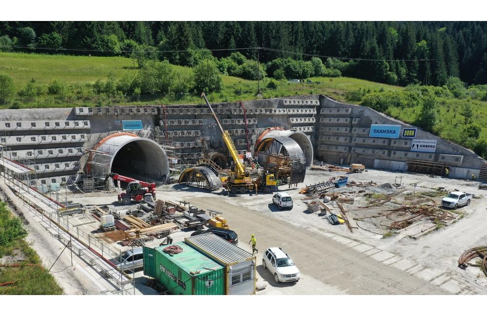 FOTO: Výstavba diaľničného tunela Višňové pokračuje aj v letných mesiacoch, foto 11