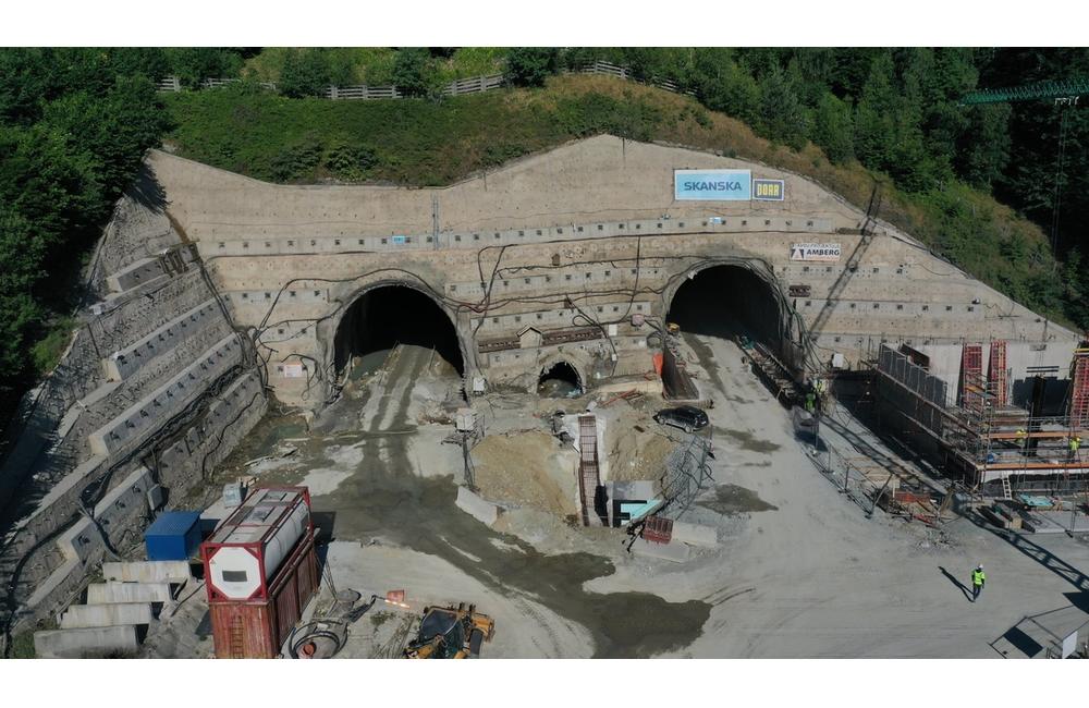 FOTO: Výstavba diaľničného tunela Višňové pokračuje aj v letných mesiacoch, foto 12