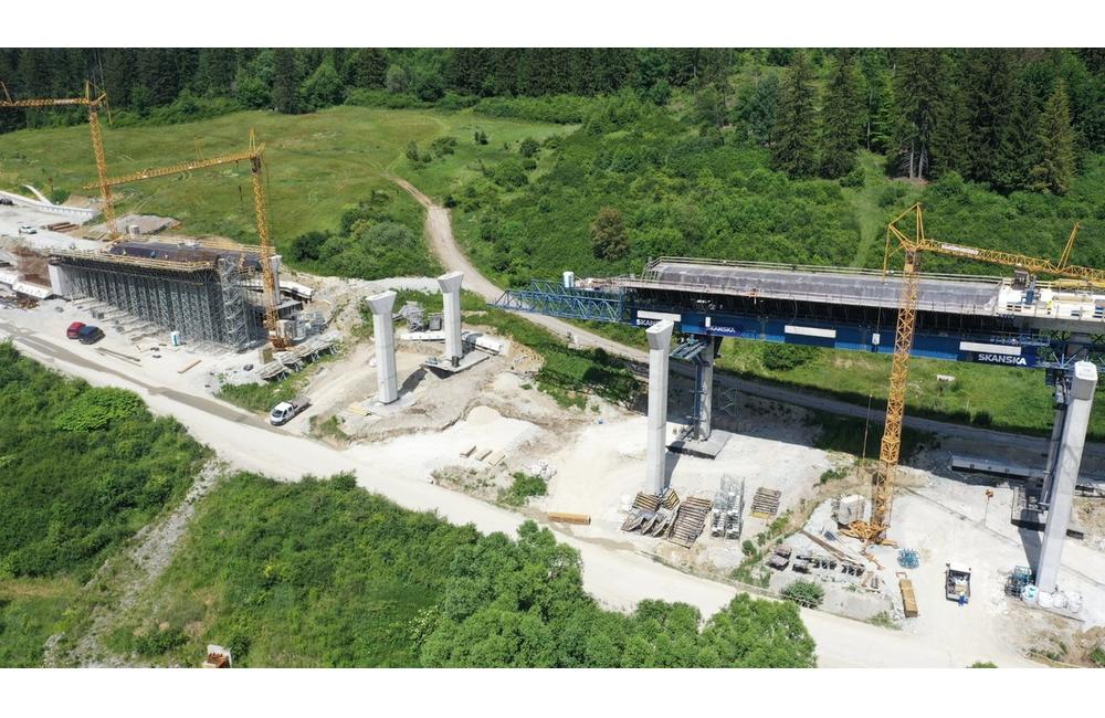 FOTO: Výstavba diaľničného tunela Višňové pokračuje aj v letných mesiacoch, foto 13