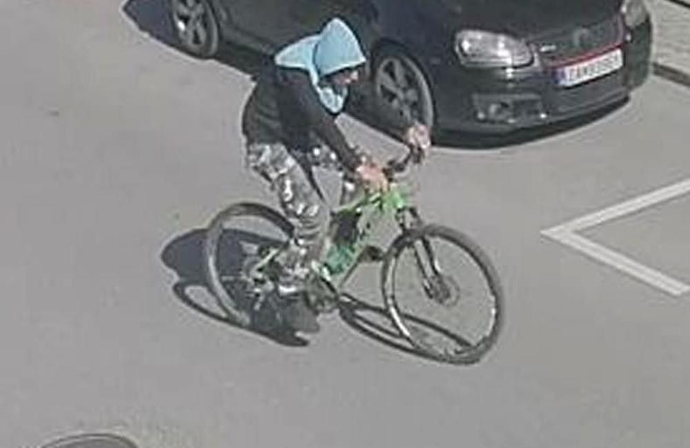 FOTO: V Žiline ukradli ďalšie tri bicykle, páchateľov zachytila kamera, foto 2