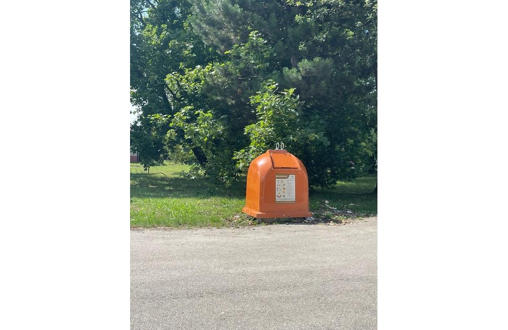 FOTO: Diviaky v žilinskej mestskej časti Bánová prevrátili ďalší kôš, foto 1