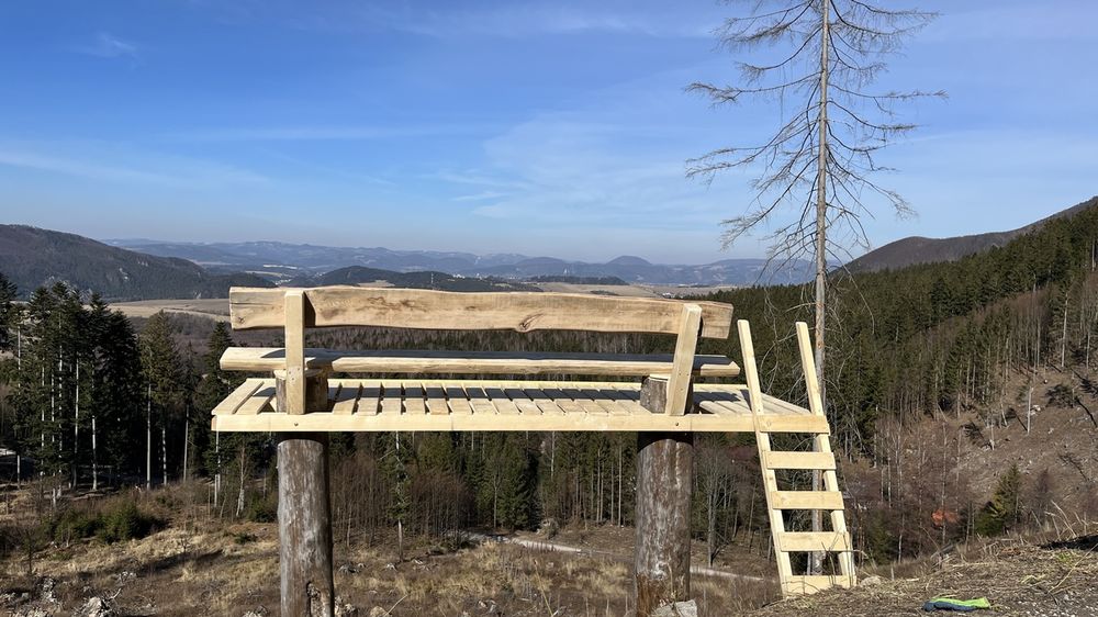 FOTO: Nadrozmená lavička z Rajeckej doliny našla po demontáži nové miesto, foto 2