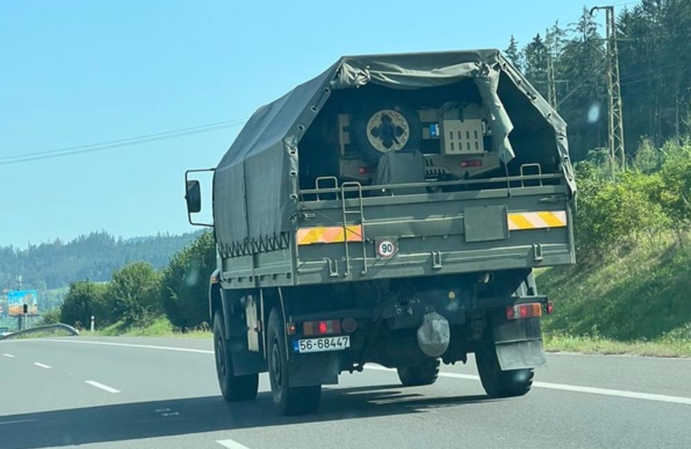 FOTO: Aktuálne prechádza cez Žilinský kraj konvoj vojenských vozidiel, foto 1
