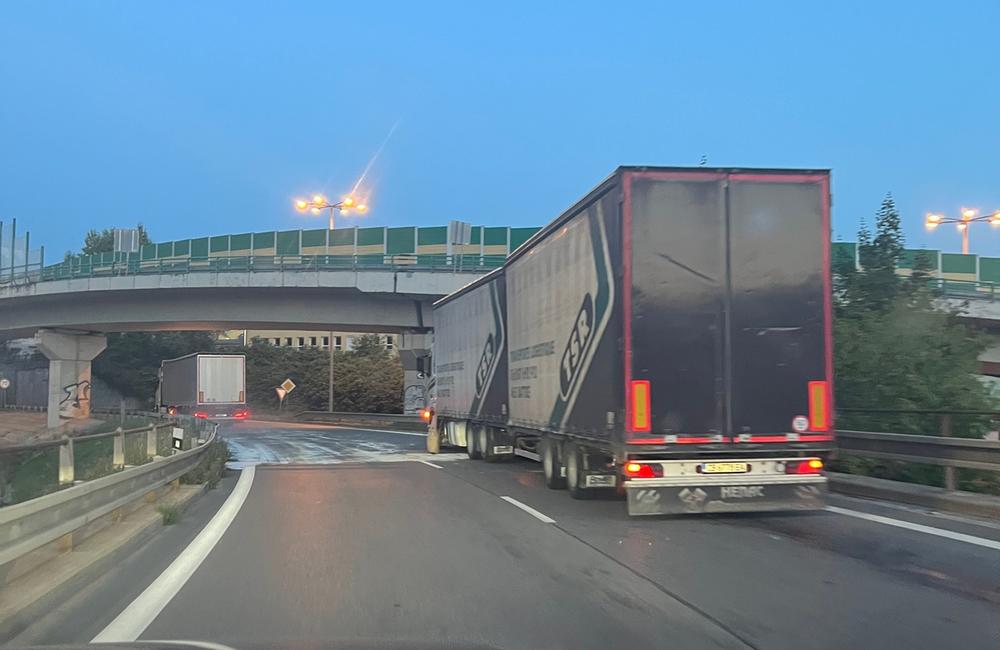 FOTO: Na ulici Mostná v Žiline došlo k poruche kamióna, po ktorej vytiekla nafta na vozovku, foto 1