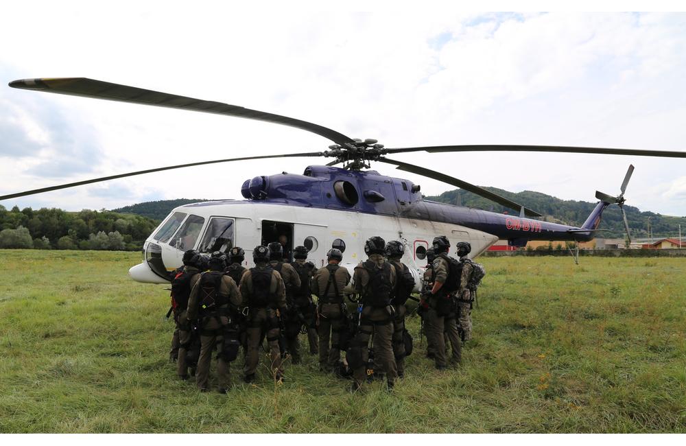 FOTO + VIDEO: Žilinskí kukláči absolvovali výcvik zlaňovania z vrtuľníka do neprístupného terénu, foto 1