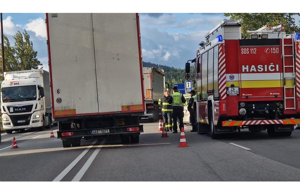 FOTO: Nehoda kamiónu a dvoch osobných vozidiel na Mostnej v Žiline, foto 2