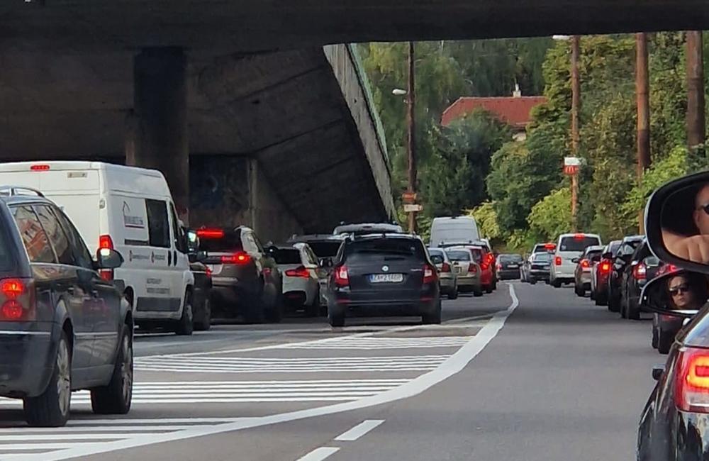 FOTO: Nehoda kamiónu a dvoch osobných vozidiel na Mostnej v Žiline, foto 5