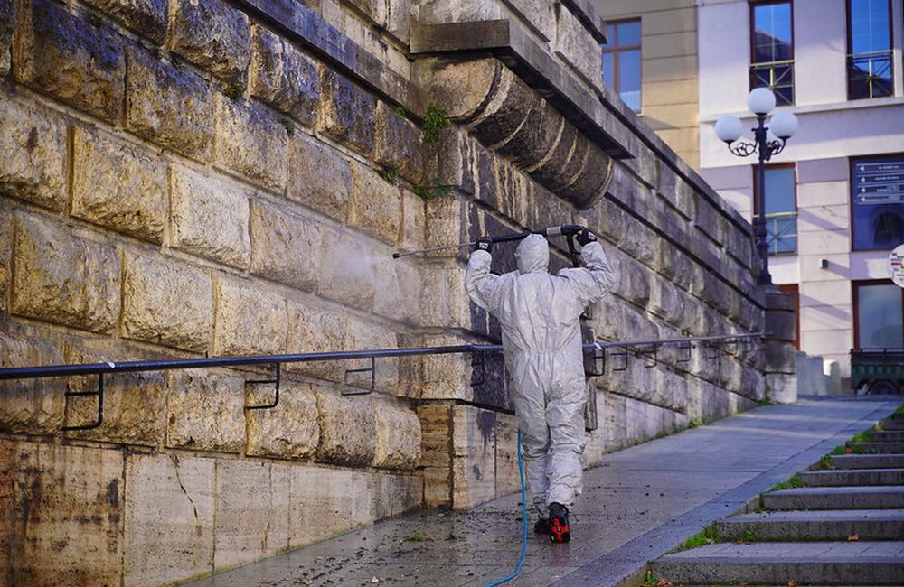 FOTO: Čistenie kamennej balustrády v centre Žiliny, foto 2