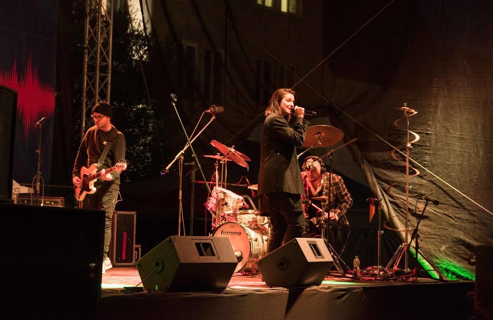 FOTO: Protikorupčný koncert Jany Kirschner Nemlčať je zlato, foto 1
