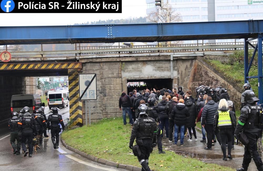 FOTO: Policajti eskortujúci futbalových fanúšikov na Štadión MŠK Žilina, foto 6