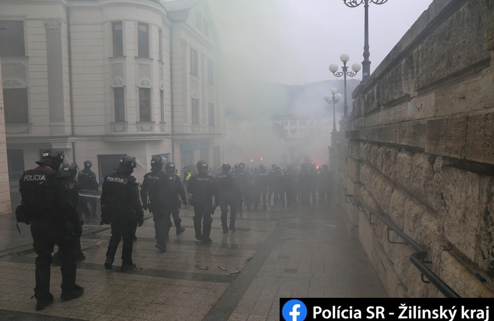 FOTO: Policajti eskortujúci futbalových fanúšikov na Štadión MŠK Žilina, foto 5