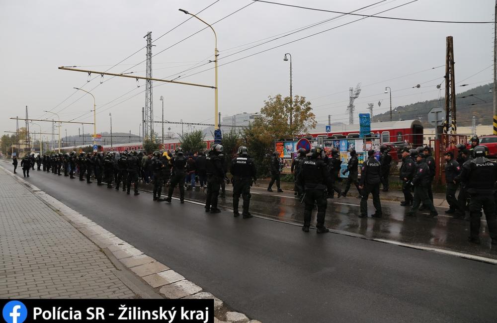 FOTO: Policajti eskortujúci futbalových fanúšikov na Štadión MŠK Žilina, foto 10