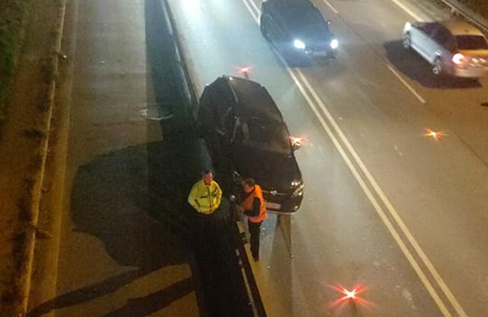 FOTO: Nehody na Mostnej ulici v Žiline, pri ktorých autá vybehli na deliace zvodidlá, foto 2