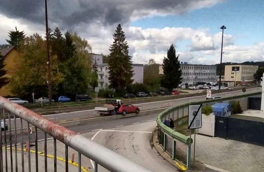 FOTO: Nehody na Mostnej ulici v Žiline, pri ktorých autá vybehli na deliace zvodidlá, foto 5