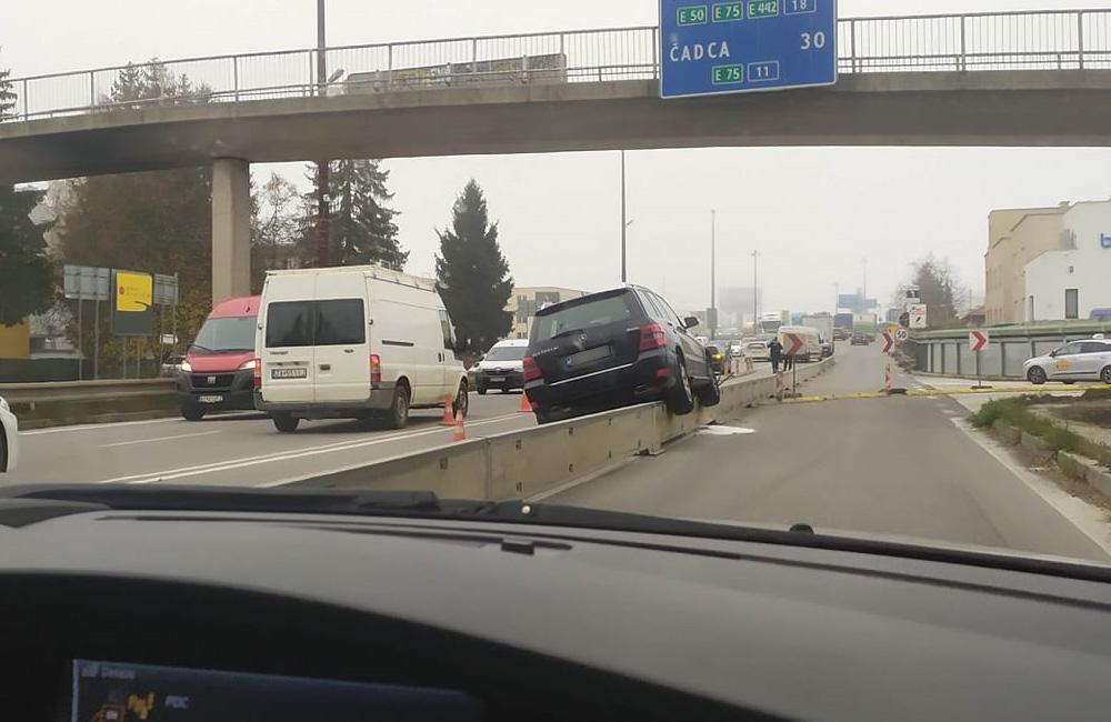FOTO: Nehody na Mostnej ulici v Žiline, pri ktorých autá vybehli na deliace zvodidlá, foto 6