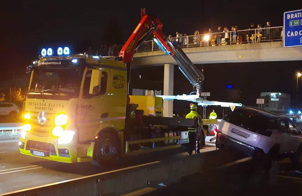 FOTO: Nehody na Mostnej ulici v Žiline, pri ktorých autá vybehli na deliace zvodidlá, foto 8