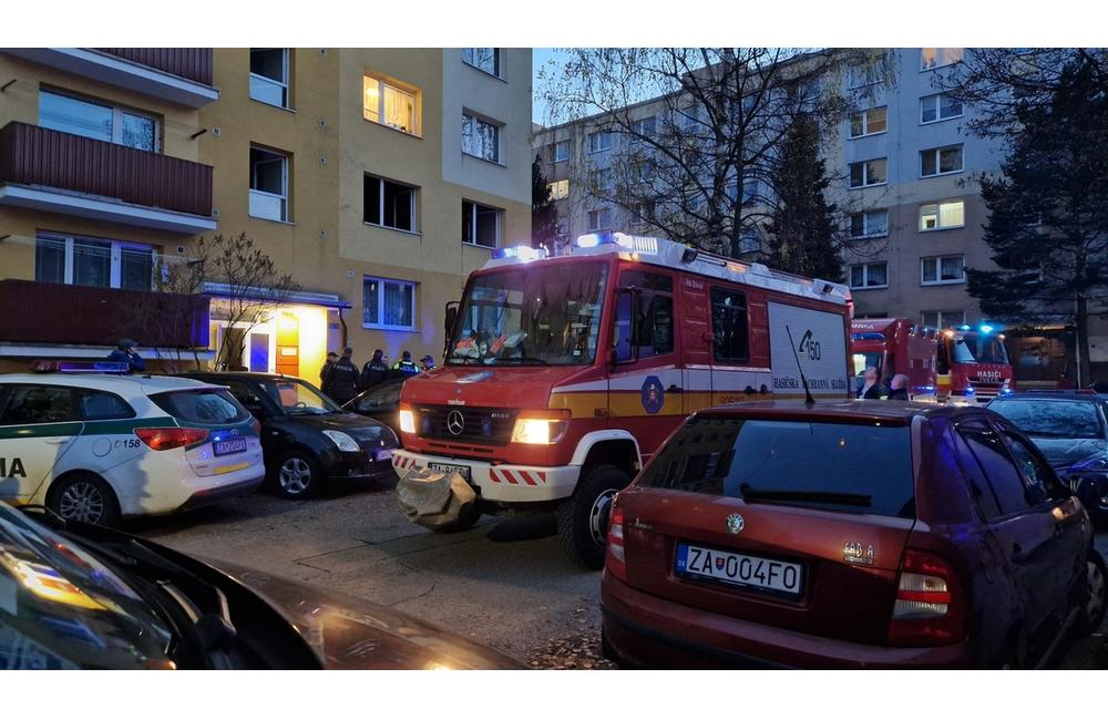 FOTO: Požiar bytu na sídlisku Vlčince, zasahujú tri hasičské autá i polícia, foto 1