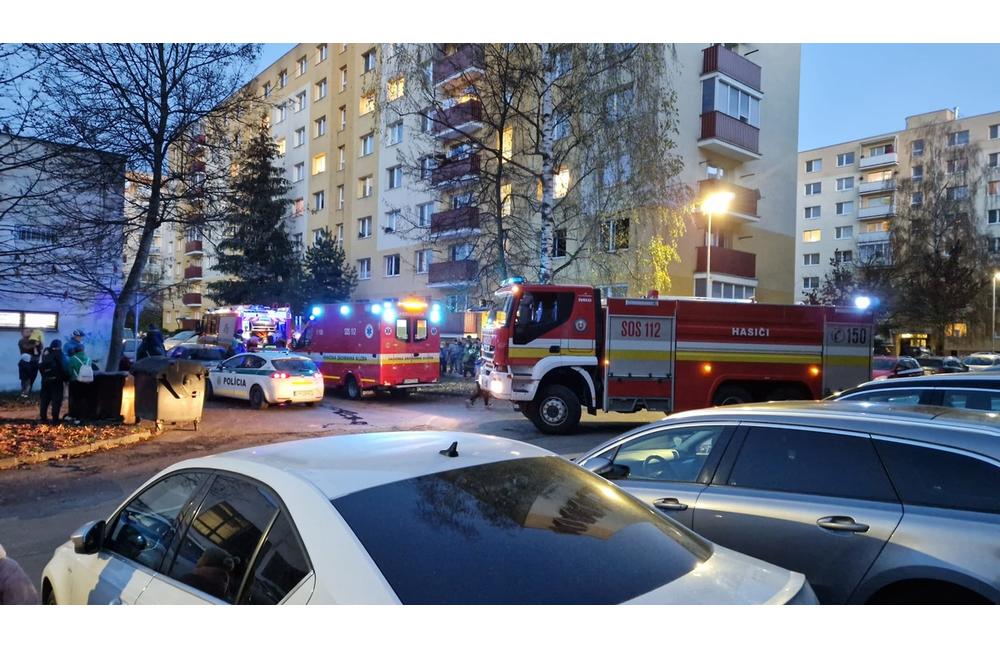 FOTO: Požiar bytu na sídlisku Vlčince, zasahujú tri hasičské autá i polícia, foto 2