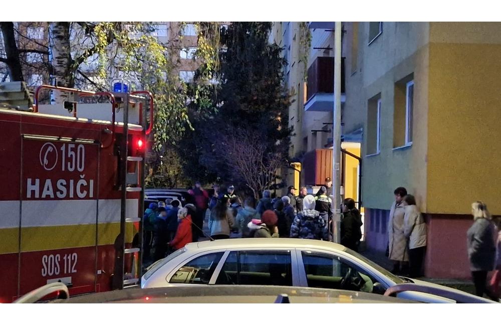 FOTO: Požiar bytu na sídlisku Vlčince, zasahujú tri hasičské autá i polícia, foto 4