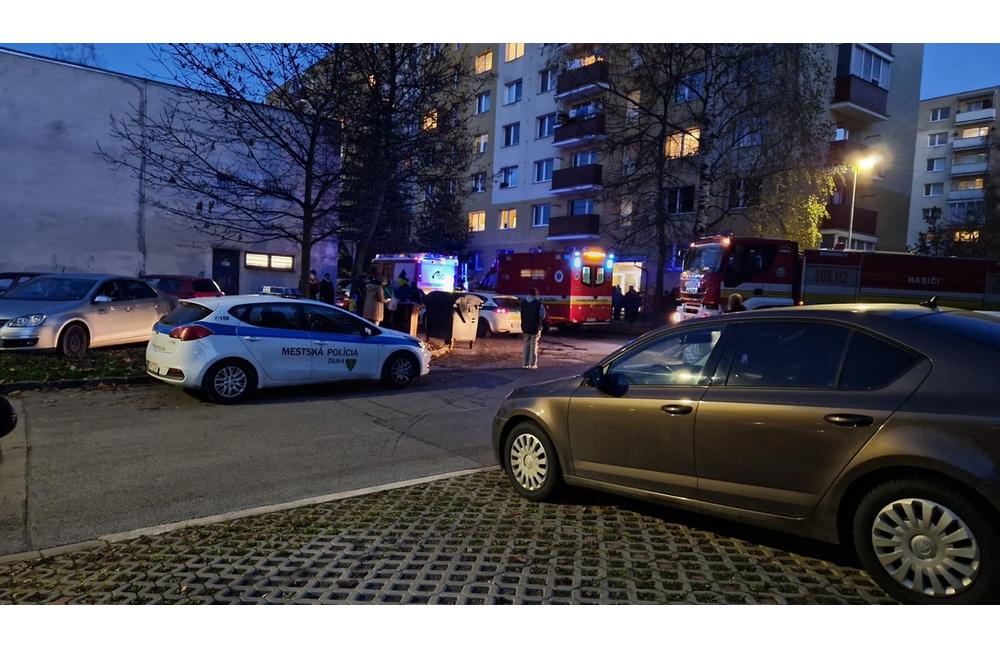 FOTO: Požiar bytu na sídlisku Vlčince, zasahujú tri hasičské autá i polícia, foto 6