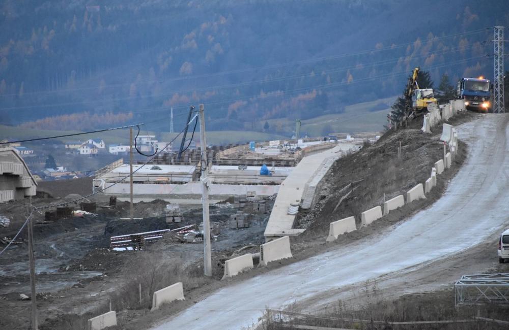 FOTO: Na stavbe diaľnice D1 pri Žiline aktívne pracujú na stavbe nových mostov a asfaltujú cesty, foto 8