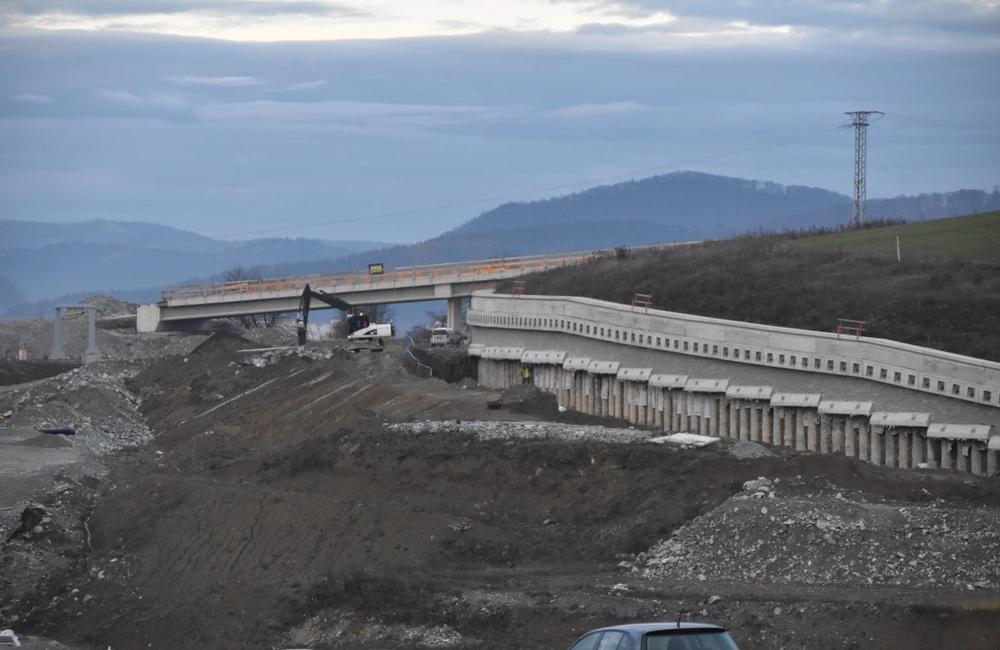 FOTO: Na stavbe diaľnice D1 pri Žiline aktívne pracujú na stavbe nových mostov a asfaltujú cesty, foto 9