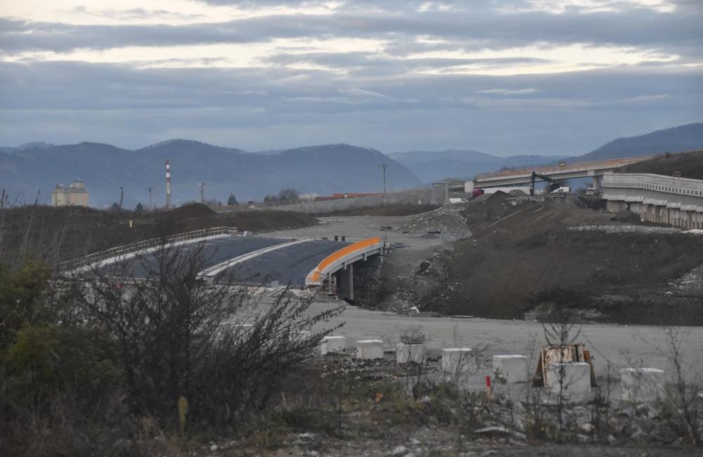 FOTO: Na stavbe diaľnice D1 pri Žiline aktívne pracujú na stavbe nových mostov a asfaltujú cesty, foto 22