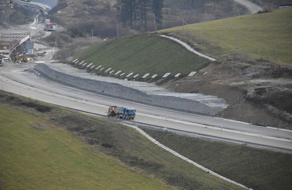 FOTO: Na stavbe diaľnice D1 pri Žiline aktívne pracujú na stavbe nových mostov a asfaltujú cesty, foto 15