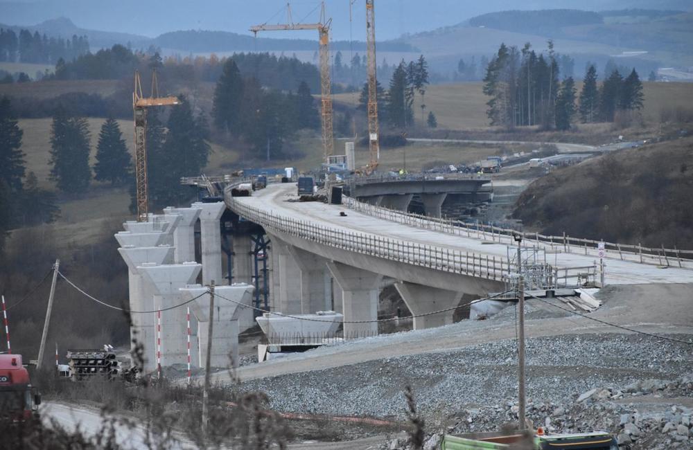 FOTO: Na stavbe diaľnice D1 pri Žiline aktívne pracujú na stavbe nových mostov a asfaltujú cesty, foto 1