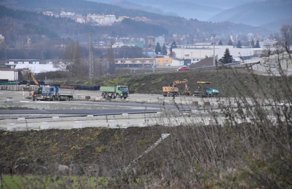 FOTO: Na stavbe diaľnice D1 pri Žiline aktívne pracujú na stavbe nových mostov a asfaltujú cesty, foto 21