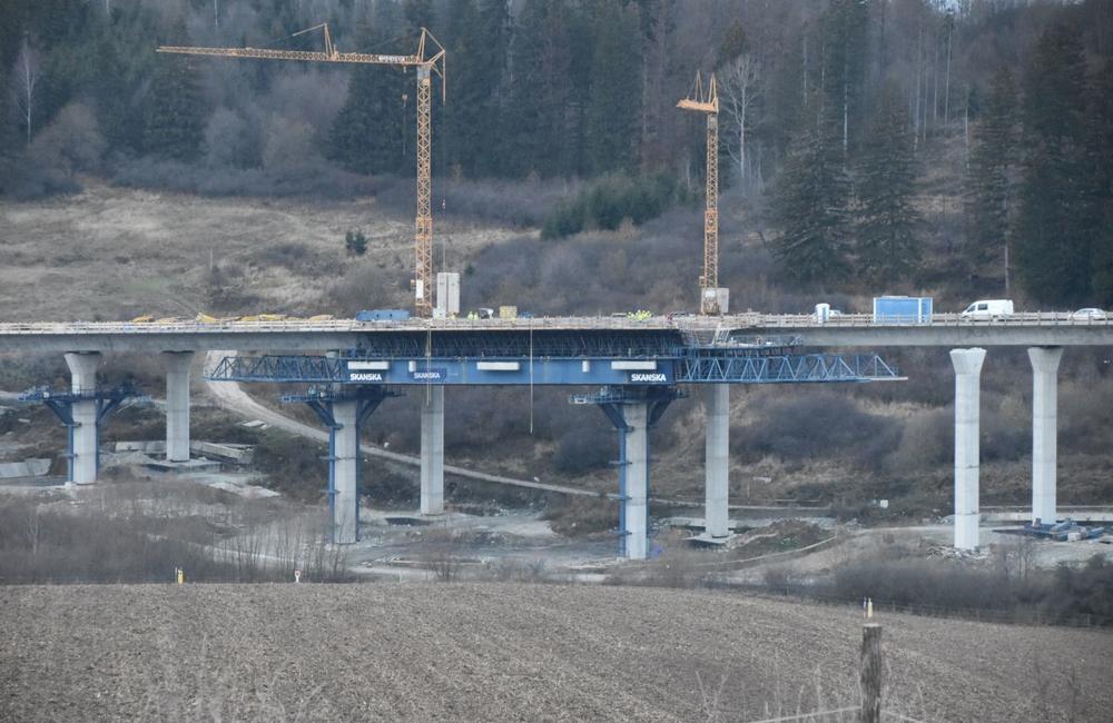 FOTO: Na stavbe diaľnice D1 pri Žiline aktívne pracujú na stavbe nových mostov a asfaltujú cesty, foto 2